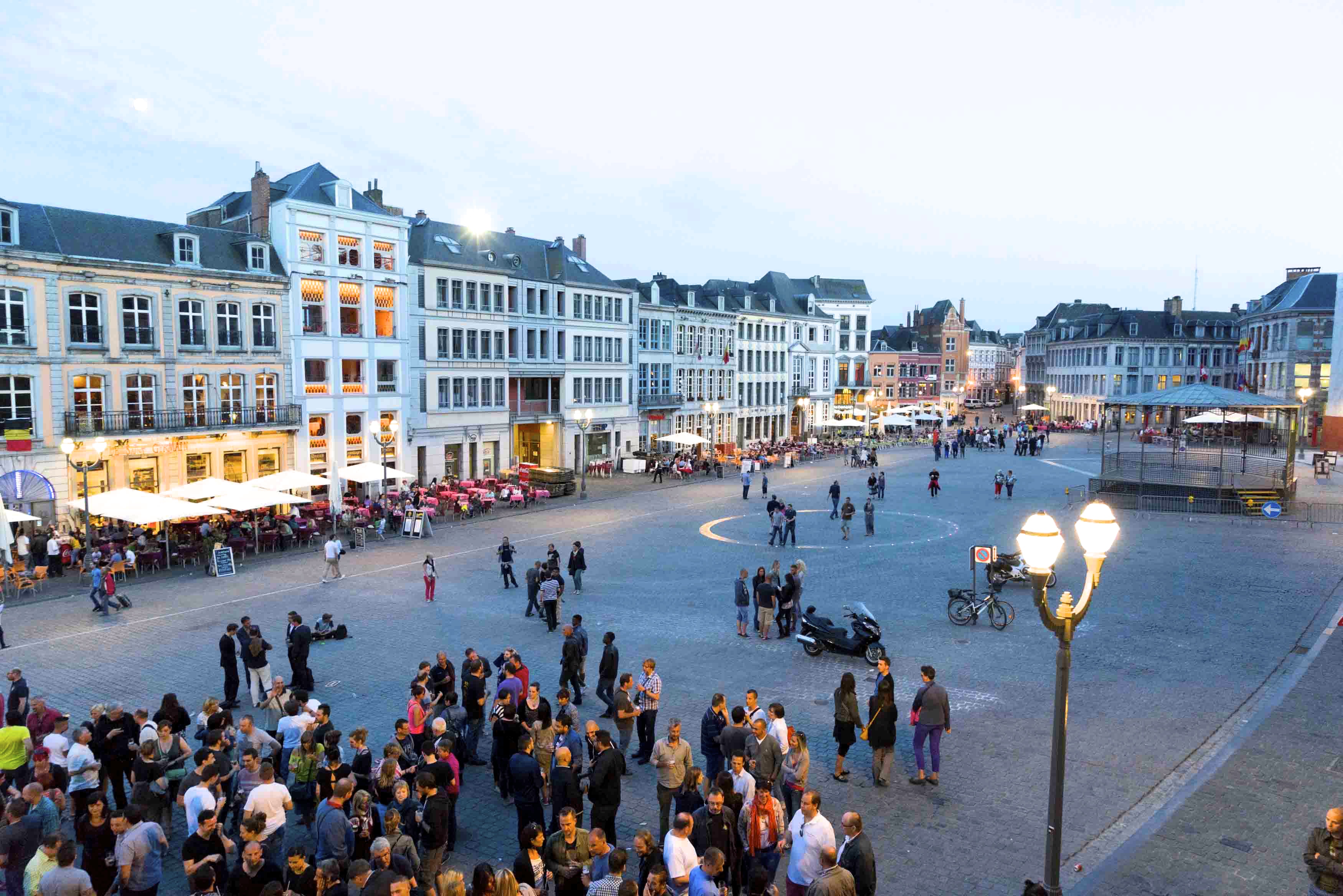 Mons (Wallonie) Feiern in der kleinen Schatztruhe soscheescho