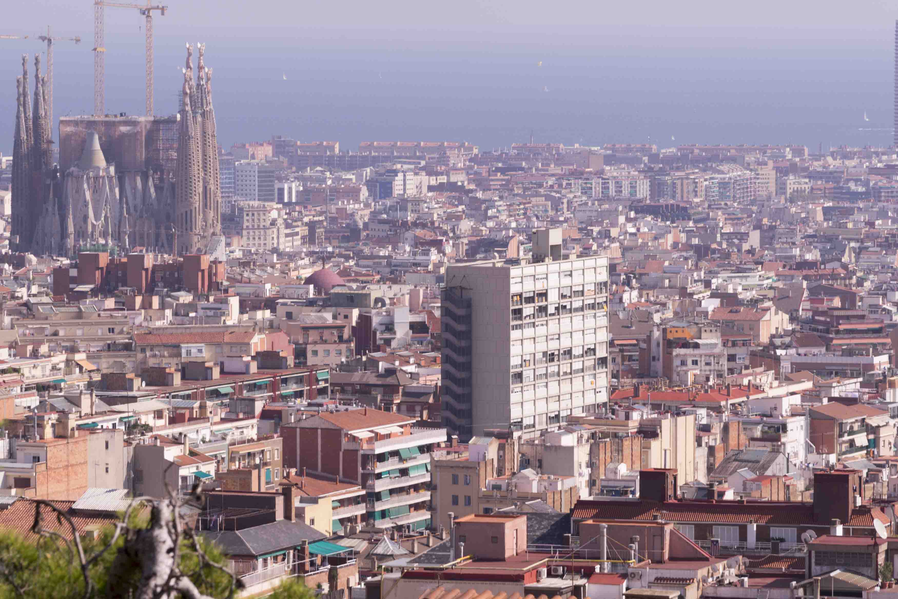 Blick auf Barcelona, Links die Kirchenbaustelle Sagrada Familia, Foto: Robert B. Fishman, 4.10.2014