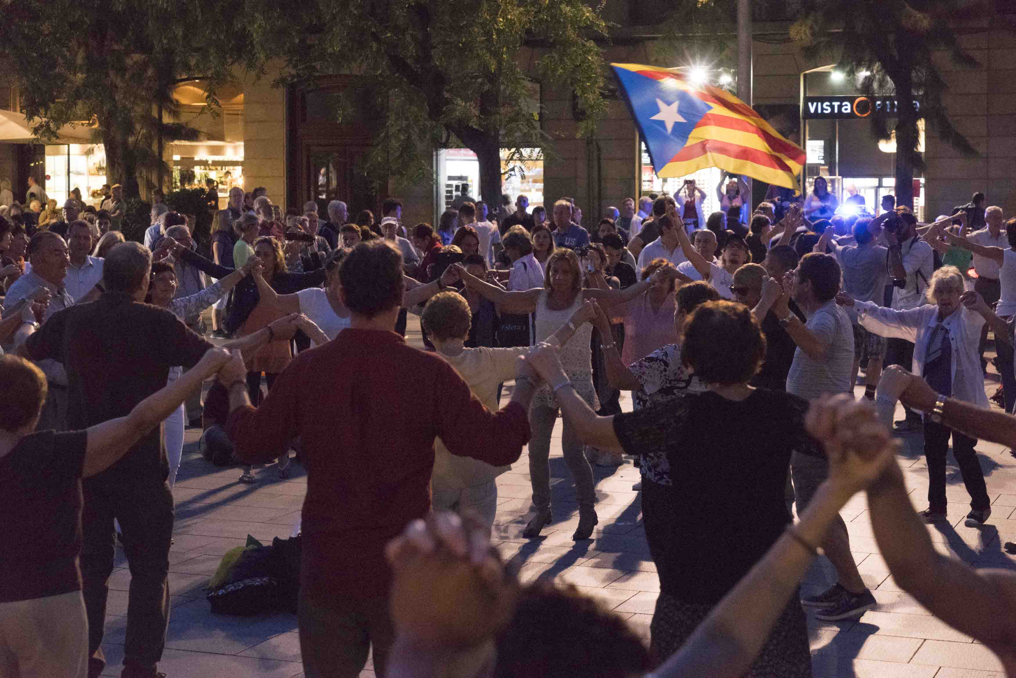 Katalanen tanzen Sardana in Barcelona mit der Fahne der katalanischen Unabhängigkeitsbewegung, Foto: Robert B. Fishman, 4.10.2014