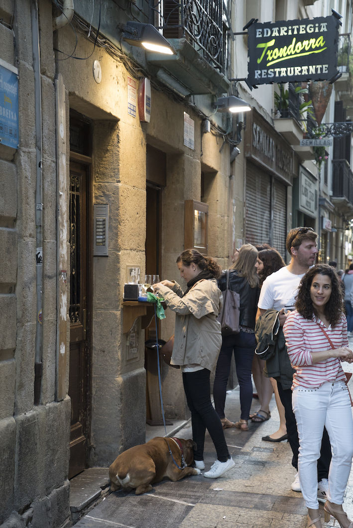 Leute essen an typischen an die Kneipenwände montierten Brettern in der Altstadt in San Sebastian, Foto: Robert B. Fishman, 3.6.2015