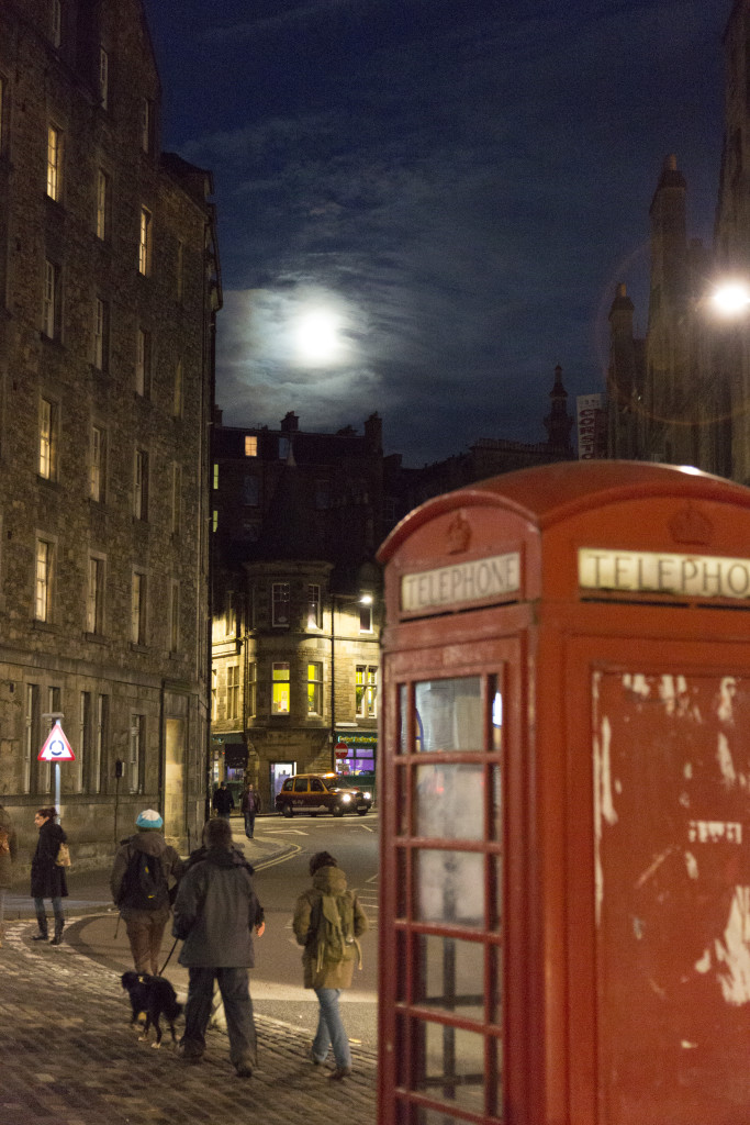 Vollmond über dem Grass Market in Edinburgh mit roter britischer Telefonzelle, Foto: Robert B. Fishman, ecomedia, 31.10.2012