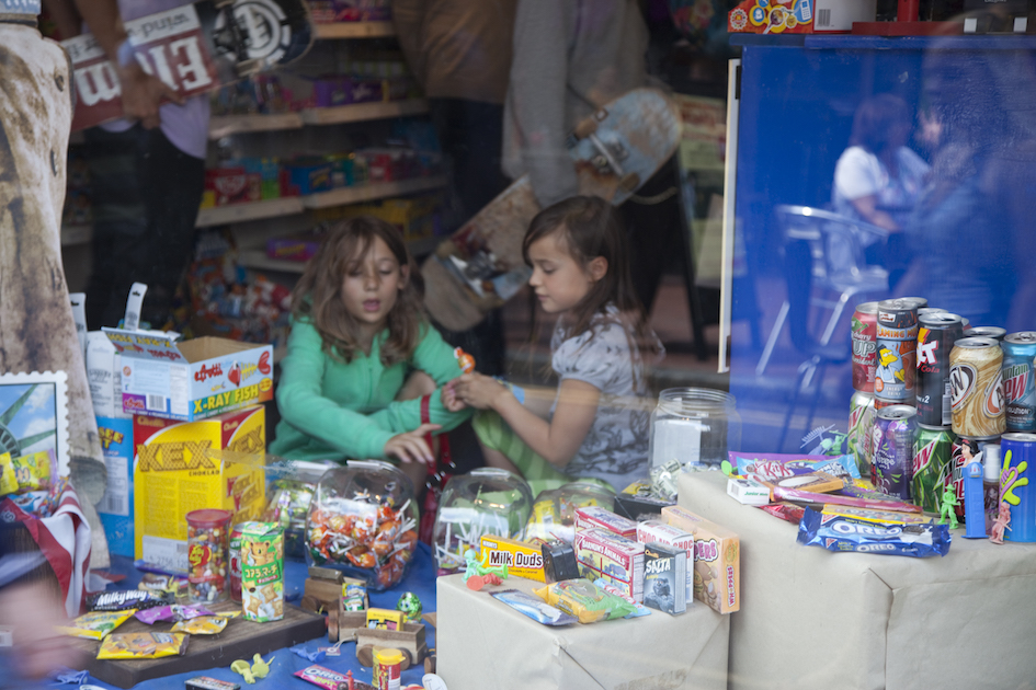 zwei Madchen im Schaufenster des Su?warenladens Cyber Candy