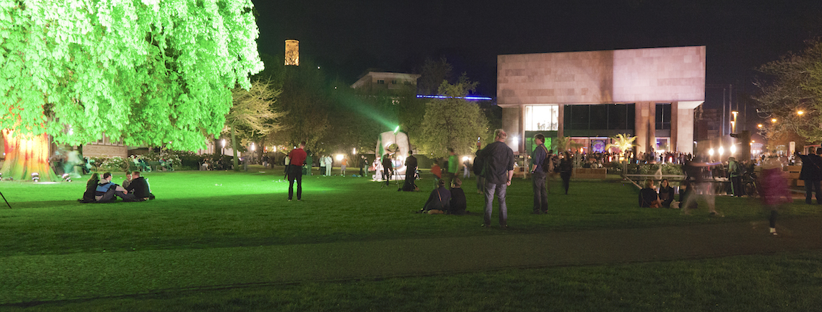 Nachtansichten: jaehrliche Nacht der offenen Museen und Galerien in Bielefeld: Kunsthallenpark mit Kunsthalle / Night views: annual night of open galleries and museums in Bielefeld / Foto: Robert B. Fishman, ecomedia, 28.4.2012