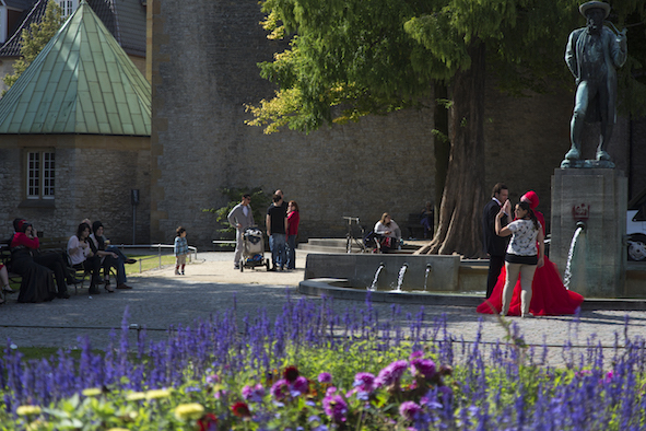 türkische Hochzeitsgesellschaft hinter einem Lavendelbeet am Leineweber-Denkmal in Bielefeld, Foto: Robert B. Fishman, ecomedia, 16.9.2012