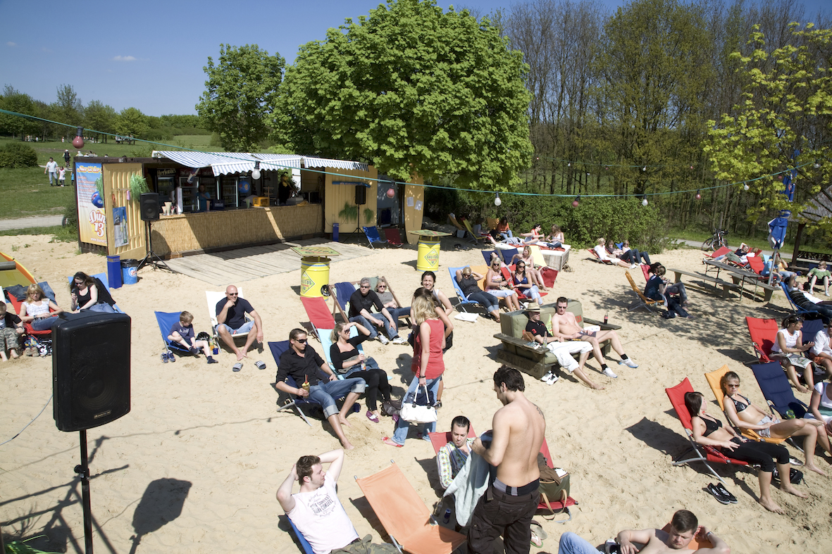 Sonne, Sommer, Strand: kunstlicher Sandstrand "Dune 13" am Obersee in Bielefeld