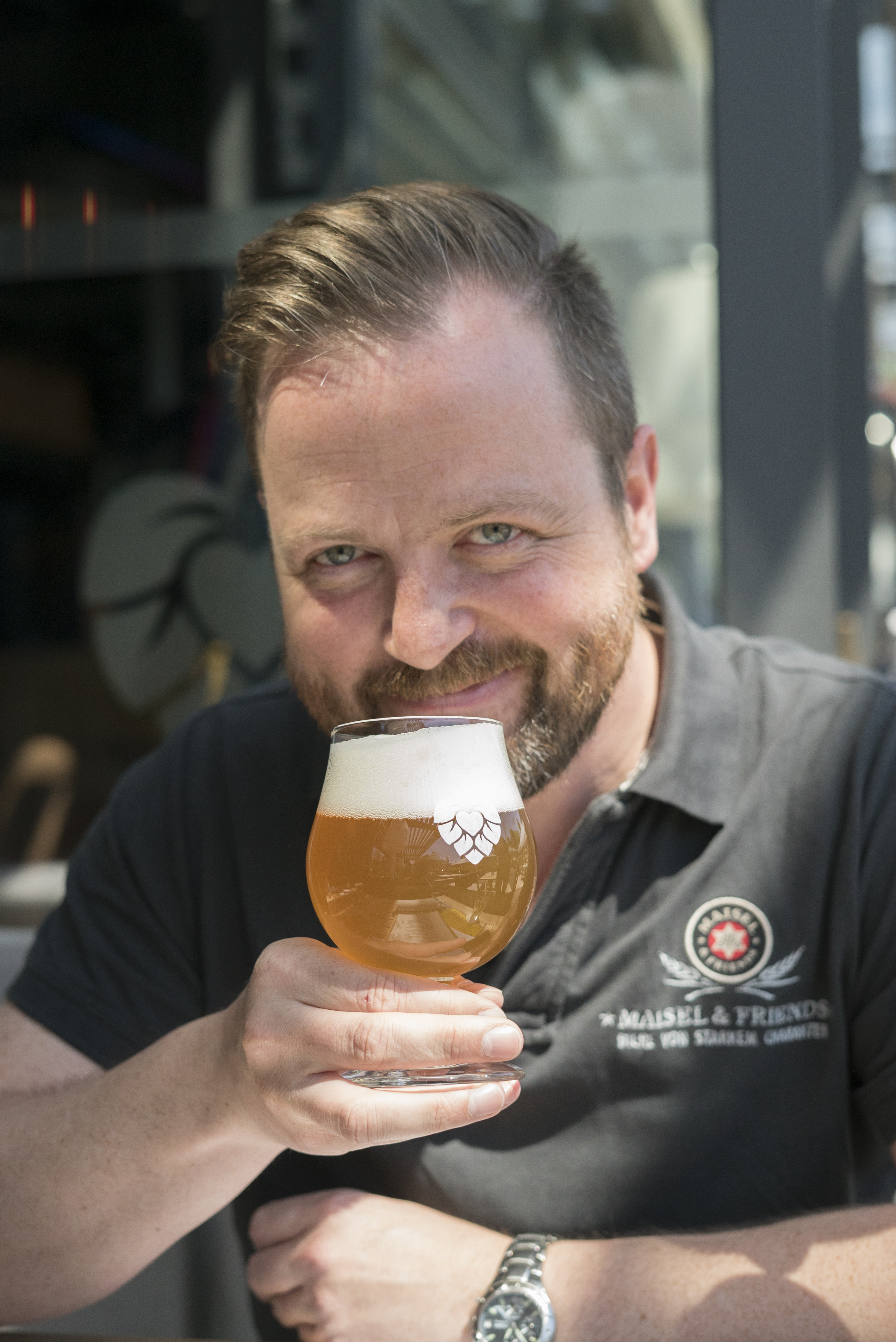 Biersommelier Michael König (40) geniesst ein frisch gezapftes Bier im Biergarten Liebesbier der Maisel's Brauerei in Bayreuth, 19.5.2017, Foto: Robert B. Fishman