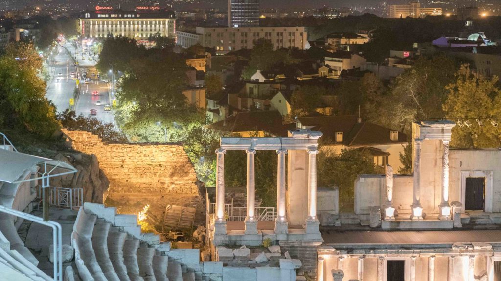Plovdiv, Europäische Kulturhauptstadt 2019: Römisches Amphitheater im Sonnenuntergang über der Stadt