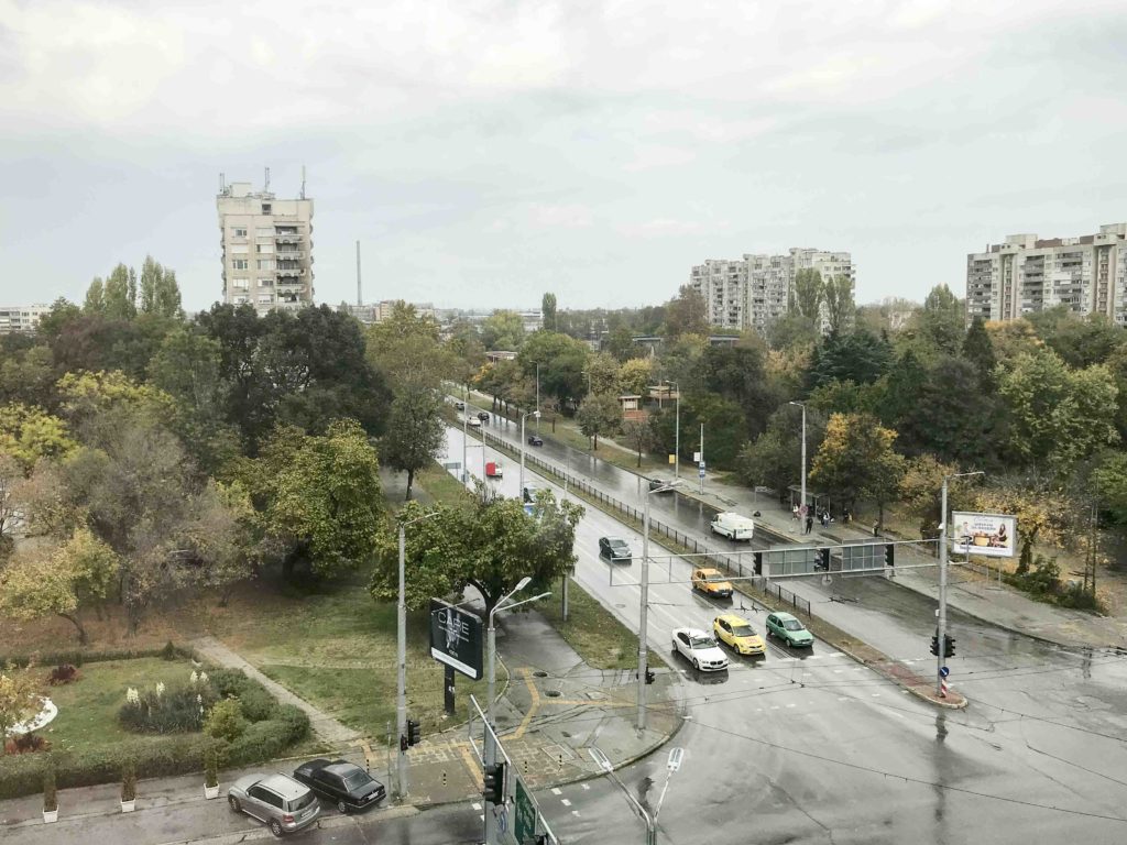 Plowdiw, Europäische Kulturhauptstadt 2019: Plattenbauten an einer Ausfallstraße in Plovdiv