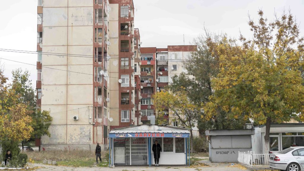 Plovdiv, Europäische Kulturhauptstadt 2019: Typischer kleiner Kiosk vor einem heruntergekommenen Plattenbau in Stolipinowo