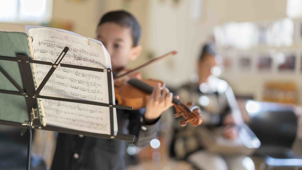 Plovdiv, Europäische Kulturhauptstadt 2019: Ein Junge lernt Geige im Projekt Musik statt Straße