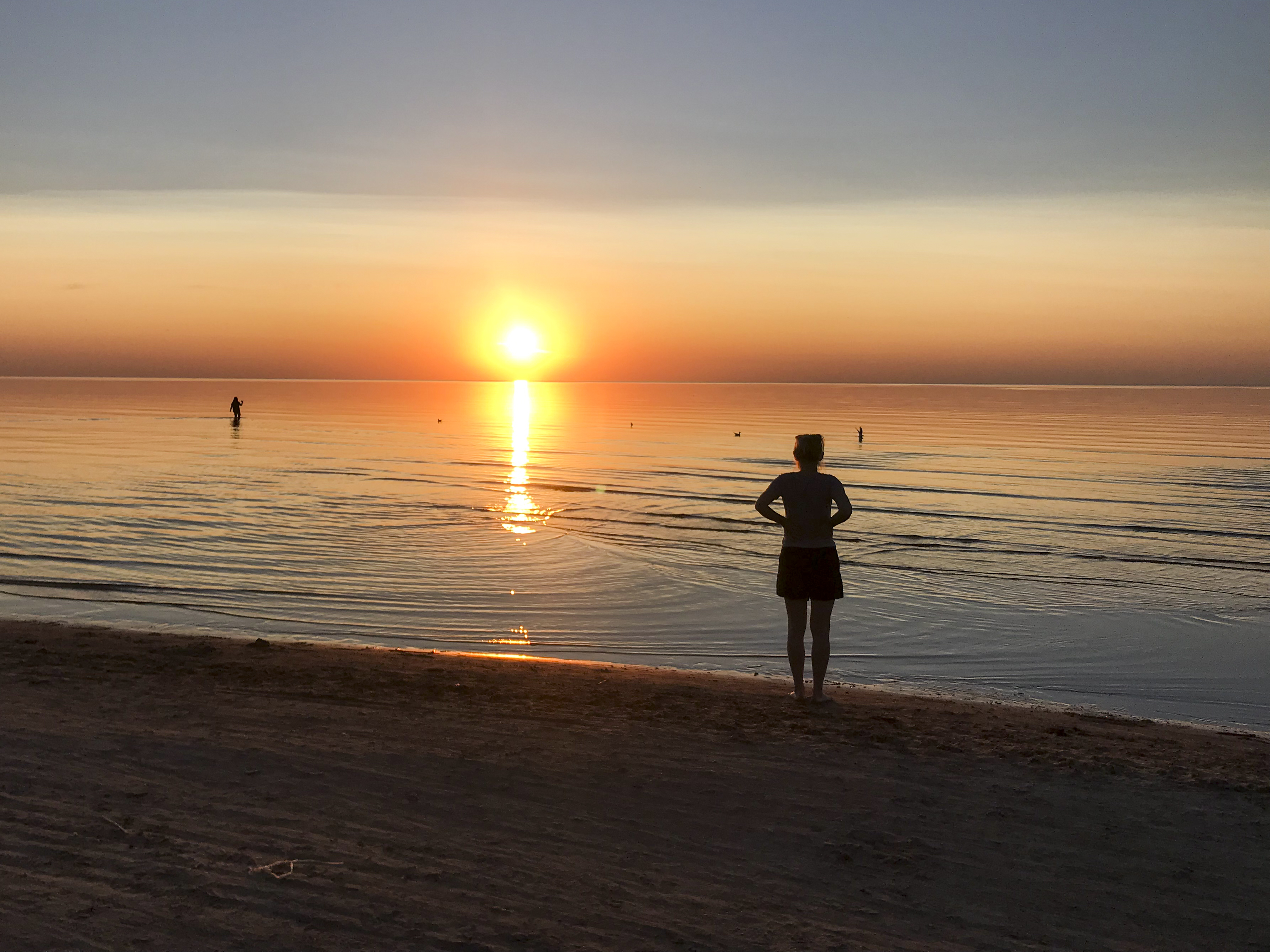 Frau schaut in den Sonnenuntergang am Ostsee-Strand von Jurmala / Woman looking into the sunset at Jurmala Beach on the Baltic Sea, 4.6.2019, Foto: Robert B. Fishman