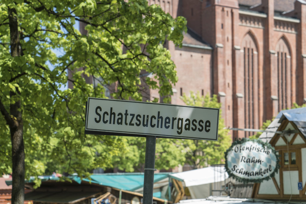 Schatzsuchergasse auf der Auer Dult in München, Foto: Robert B. Fishman