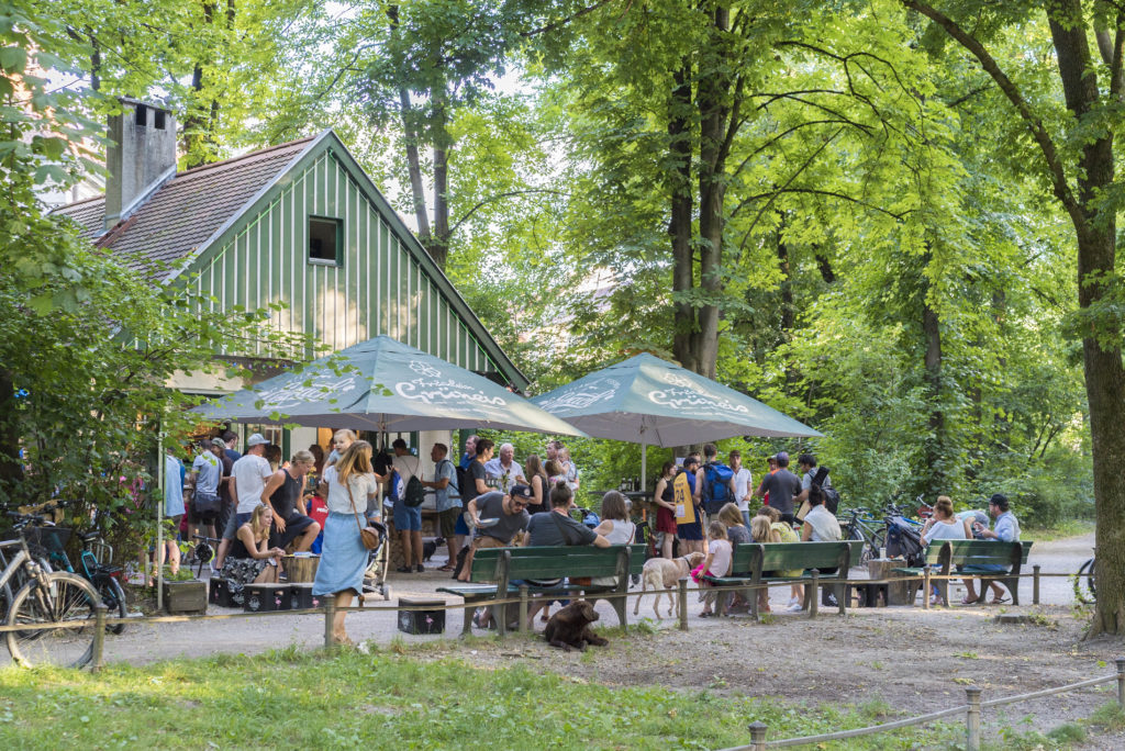 Kiosk Fräulein Grüneis in einem ehemaligen Toilettenhäuschen im Englischen Garten in München / Kiosk Fräulein Grüneis in a former public restroom in English Garden in Munich, 5.7.2019, Foto: Robert B. Fishman