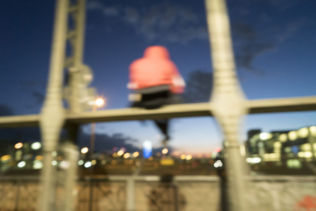 Jugendliche genießen den Sonnenuntergang auf der hackerbrücke in München / youngster enjoying the sunset on Hackerbrücke in Munich, 20.9.2019, Foto: Robert B. Fishman