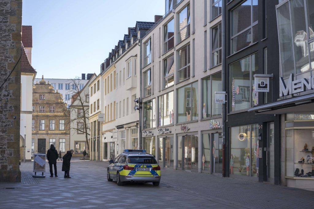 Polizeistreife während der Ausgangsbeschränkungen in der Innenstadt in Bielefeld wegen der Corona Epidemie / police patrolling during  the restrictions due to Corona epidemic in the city center in Bielefeld, 22.3.2020, Foto: Robert B. Fishman